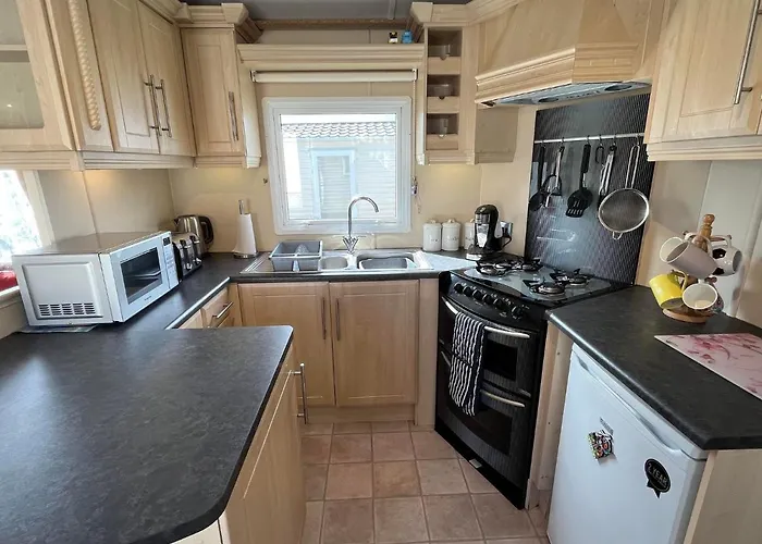 Eagle 63, Scratby - California Cliffs, Parkdean, Sleeps 6, Pet Friendly, Bed Linen And Towels Included - Close To The Beach